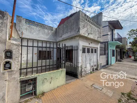 Venta Casa Tres Ambientes Lanús Oeste Patio Cochera