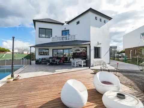 Casa 6 ambientes con 4 baños
