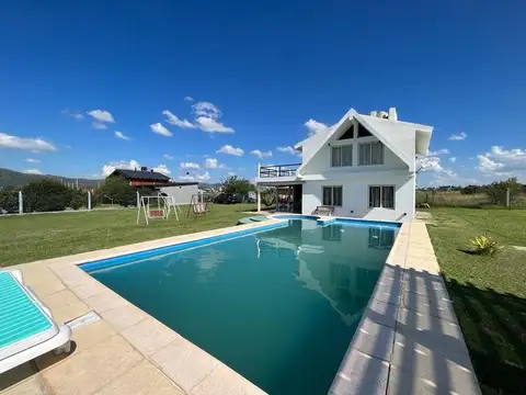 Casa 4 ambientes con 2 baños