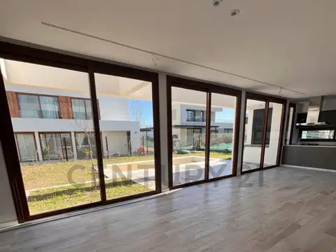 Casa en Alquiler en City Bell, USD 2.200