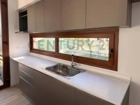 Casa en Alquiler con 4 cocheras