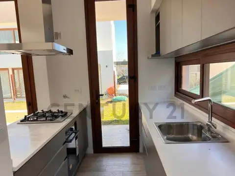 Casa 4 ambientes con 3 baños