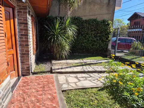 CASA C/GARAJE, FONDO Y QUINCHO EN LANÚS ESTE