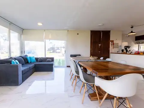 Casa 8 ambientes con 2 baños