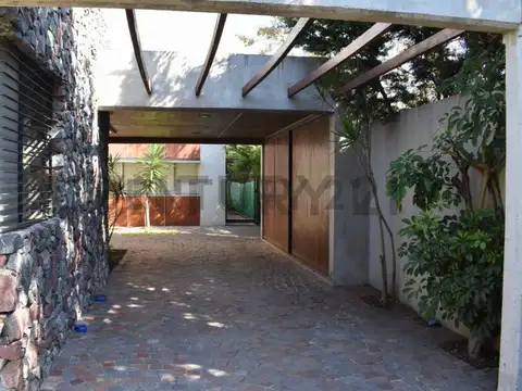 Casa 6 ambientes con 2 baños