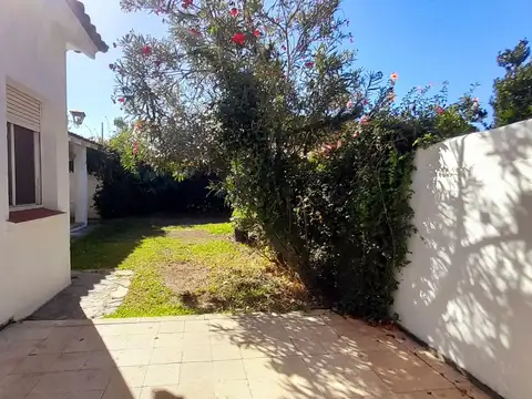 CHALET  4 AMB DESARROLLADO EN PLANTA BAJA  CON  AMPLIO JARDÍN AL FRENTE Y AL CONTRAFRENTE!