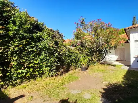 CHALET  4 AMB DESARROLLADO EN PLANTA BAJA  CON  AMPLIO JARDÍN AL FRENTE Y AL CONTRAFRENTE!