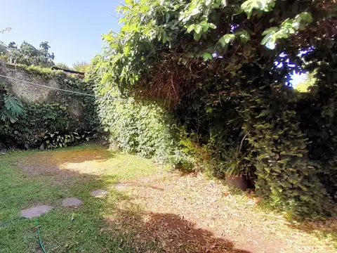 CHALET  4 AMB DESARROLLADO EN PLANTA BAJA  CON  AMPLIO JARDÍN AL FRENTE Y AL CONTRAFRENTE!