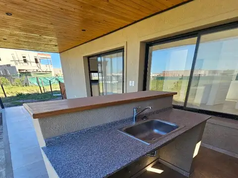 Casa en Venta con 3 cocheras