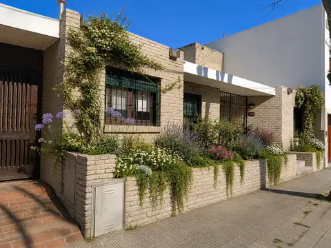 VENTA CASA EN UNA PLANTA EN EXCELENTE ESTADO 3DOR, JARDIN Y PISCINA