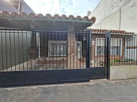 Venta Casa de 4 ambientes en una planta con gran patio y cochera en Beccar