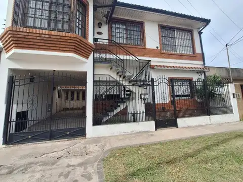 Venta Bernal Oeste. Casa P.H. 3amb c/ parque gge y quincho.