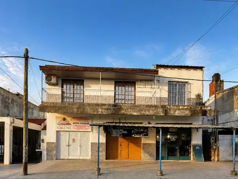 VENDO CASA CON 2 LOCALES