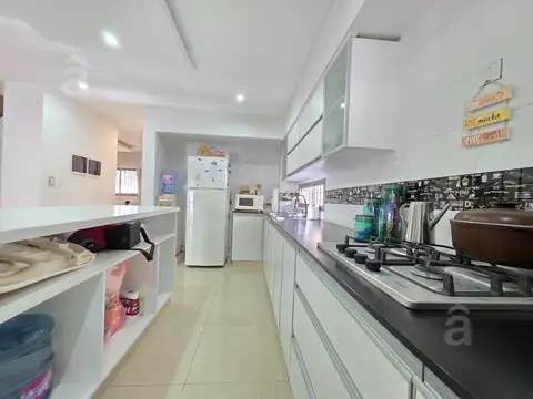 Casa 4 ambientes con 2 baños