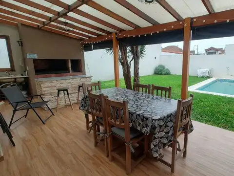 VENTA CASA 4 AMB COCHERA PILETA JARDIN BERNAL ESTE