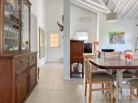 Casa 4 ambientes con 2 baños