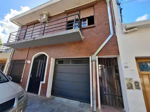 LOTE CON 3 DEPARTAMENTOS Y GARAGE 