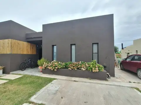 CASA 3 DORM EN VENTA CLUB MANUEL BELGRANO C/PILETA