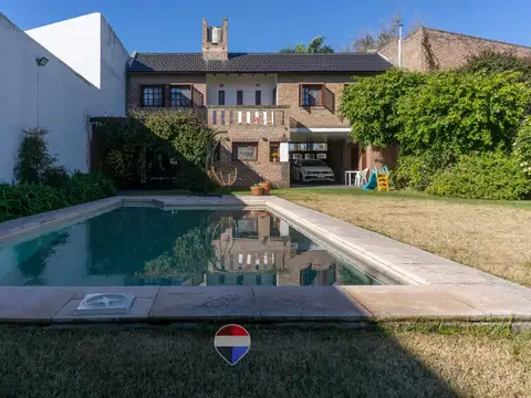 CASA 4 DORMITORIOS EN VENTA M.B GONNET -LA PLATA .