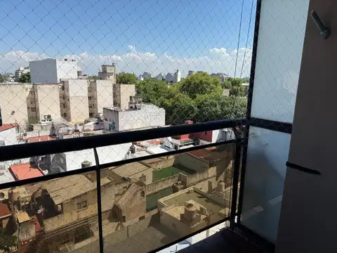 Monoambiente premium con balcón y luz natural en Floresta