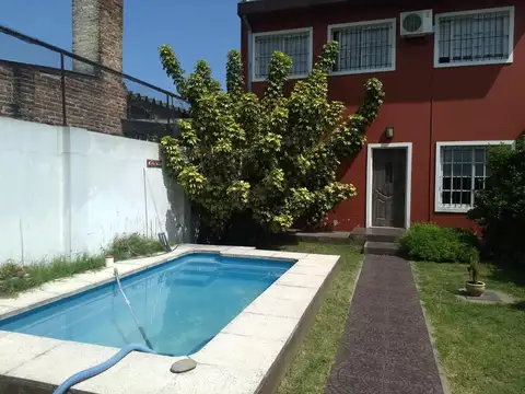 CASA EN VENTA !! DOS CASAS INDEPENDIENTES Y LISTAS PARA HABITAR +  LOCAL + GARAGE Y+MONOAMBIENTE