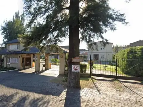 Venta UNICO terreno disponible en Barrio La Candela con piscina y quincho