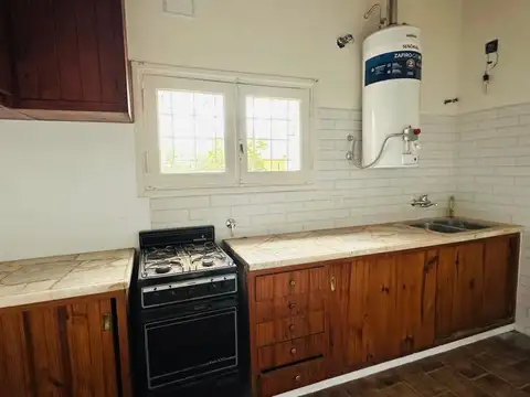 Se alquila amplia casa ideal para Oficinas- Consultorios- Estudios.