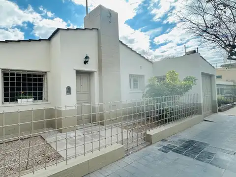 Se alquila amplia casa ideal para Oficinas- Consultorios- Estudios.