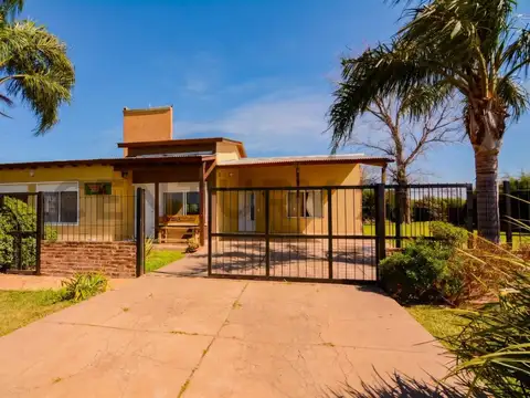 Venta Casa de 3 Dormitorios con pileta y parque en Funes Town