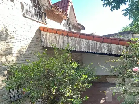 Casa 7 ambientes con 2 baños