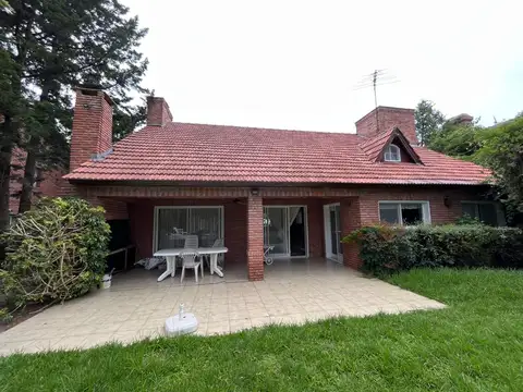 Casa 7 ambientes con 2 baños