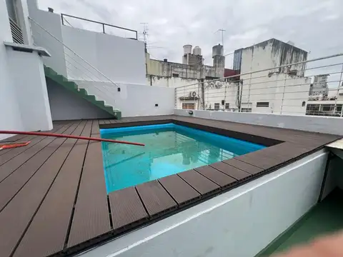 Monoambiente con balcón al frente, semiamueblado