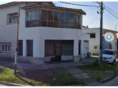 VENTA CASA CON LOCALES EN MORON