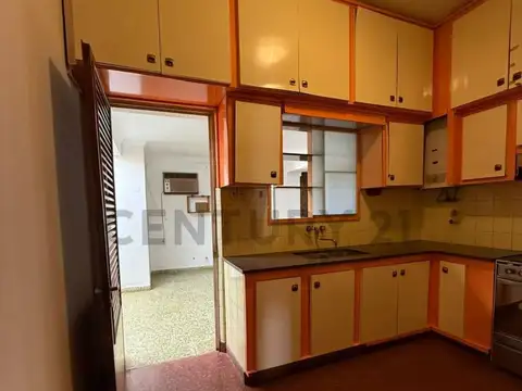 Casa amplia con piscina y 3 dormitorios en excelente ubicación