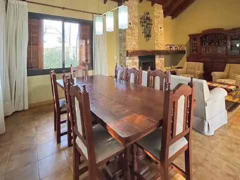 Casa 8 ambientes con 3 baños