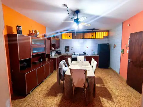EXCELENTE CASA, GARAGE, PATIO IMPECABLE