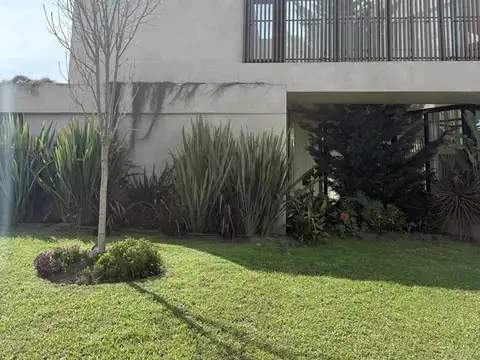 Casa en Alquiler con 1 cochera