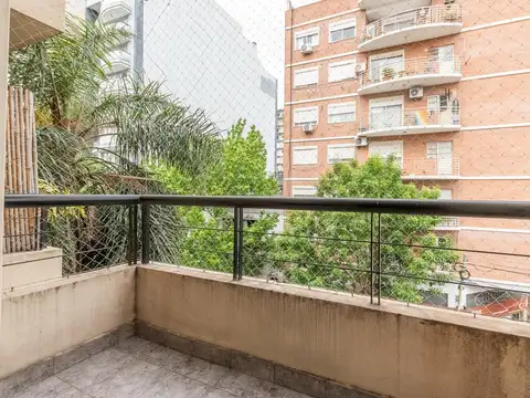 Venta 2 amb. al frente ,luminoso y con balcón.