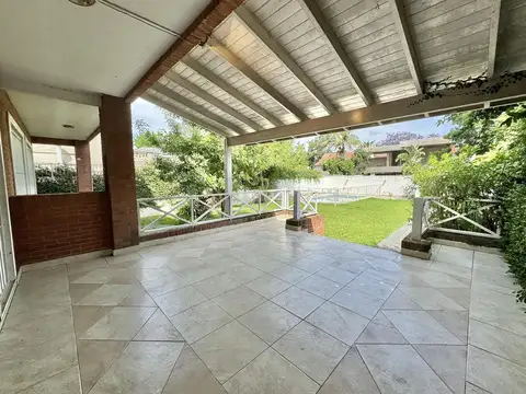 Casa en Alquiler con 6 cocheras