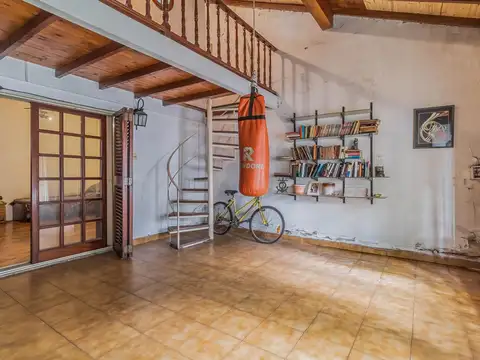 CASA 5 AMBIENTES CON GRAN TERRAZA LOTE PROPIO