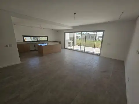 Casa en Venta con 3 cocheras