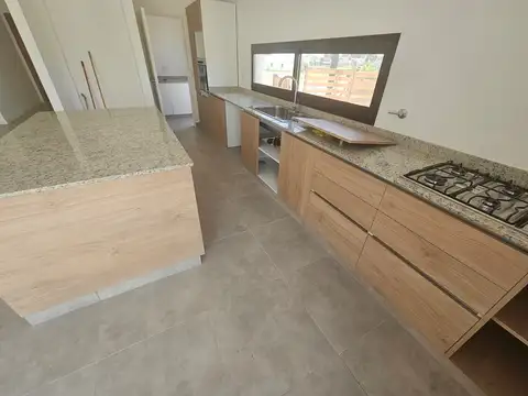 Casa 5 ambientes con 3 baños