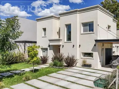 Casa en Venta con 2 cocheras