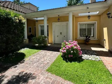 Casa 4 ambientes en venta en Barrio cerrado El Resuello