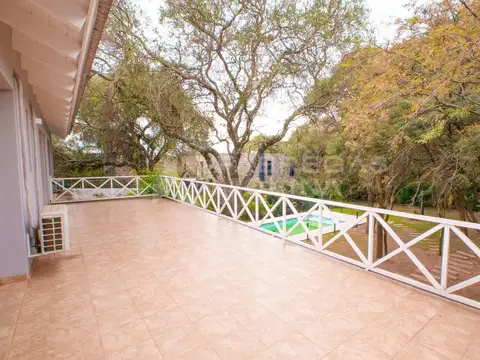 ¡Venta! ¡Hermosa Casa en El Bosque!  4 Dormitorios - Ppal. en suite y un amplio jardín