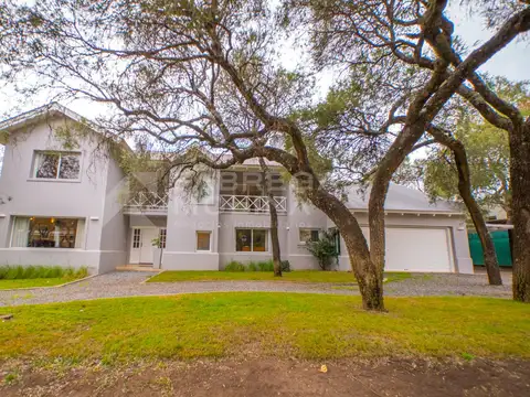 ¡Venta! ¡Hermosa Casa en El Bosque!  4 Dormitorios - Ppal. en suite y un amplio jardín