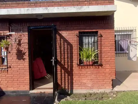 VENTA CASA 3 AMBIENTES CON COCHERA Y QUINCHO