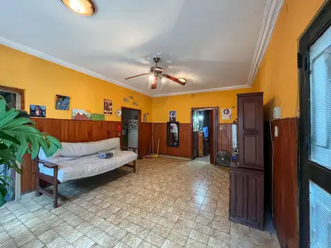 Casa 7 ambientes con 2 baños