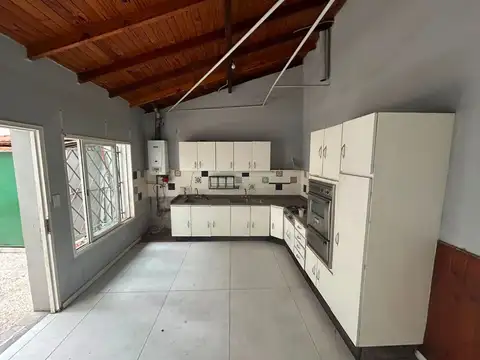 Casa 6 ambientes con 2 baños