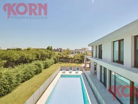 Casa 10 amb en Barrio El Golf, 1250m2 sup total, 550 m2 construidos, salida a dos calles